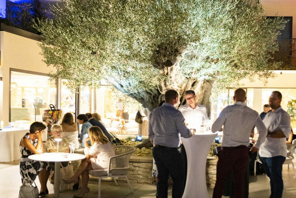 fête sur terrasse sous l'olivier