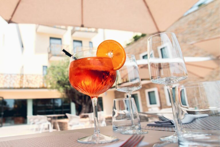 un cocktail sur la terrasse du Restaurant Le K